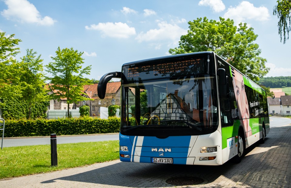 Ein Bus der KVG Braunschweig fährt im Sommer durch Salzgitter.