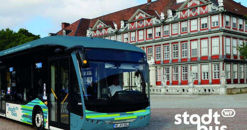 Der neue Stadtbus Wolfenbüttel der KVG Braunschweig vor dem Wolfenbütteler Schloss.