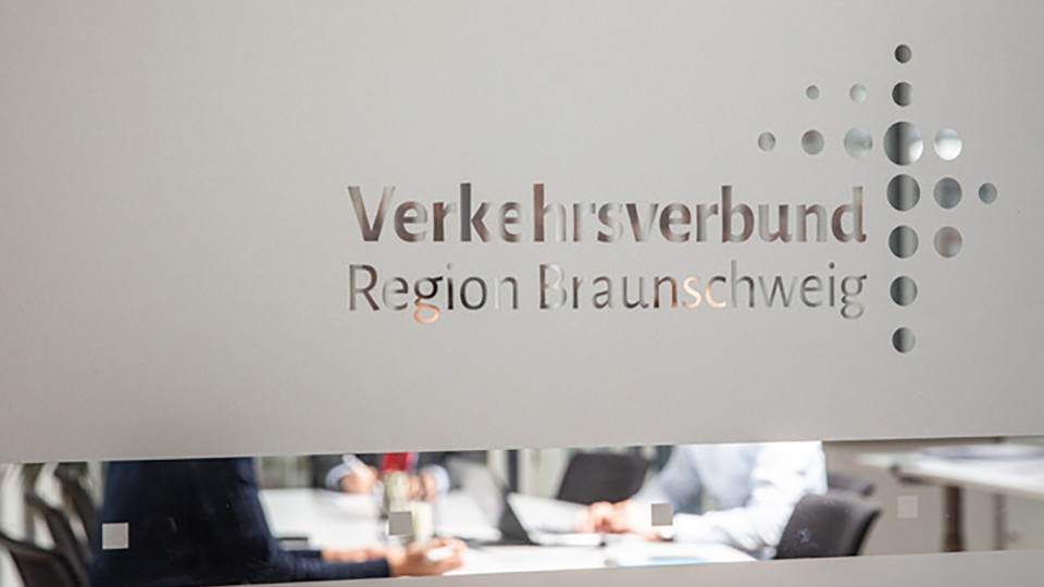 Das Logo des VRB, gedruckt auf eine Glaswand in den Büroräumen der VRB-Geschäftsstelle in Braunschweig.