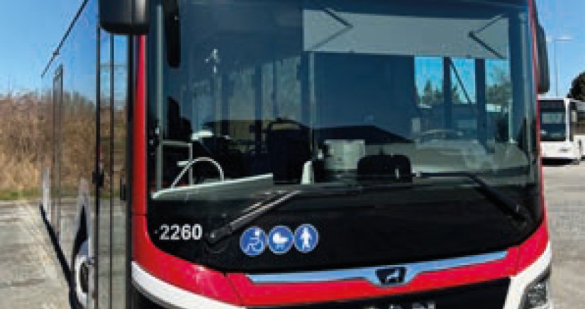 Frontalaufnahme eines Busses der Buslinie 510 der PVG auf einem Parkplatz.