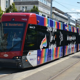 Der Wagen mit der Nummer 1455 fährt ab sofort mit einer Regenbogen-Beklebung durch Braunschweig und ist ein Symbol für Vielfalt und Toleranz.