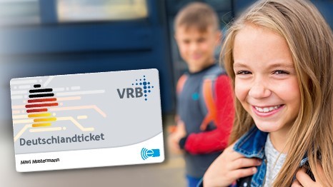 Links im Bild ist ein Deutschlandticket zu sehen, das Ticket für berechtigte Schüler*innen. Rechts im Bild sind 2 Schulkinder vor einem blauen Bus zu sehen.