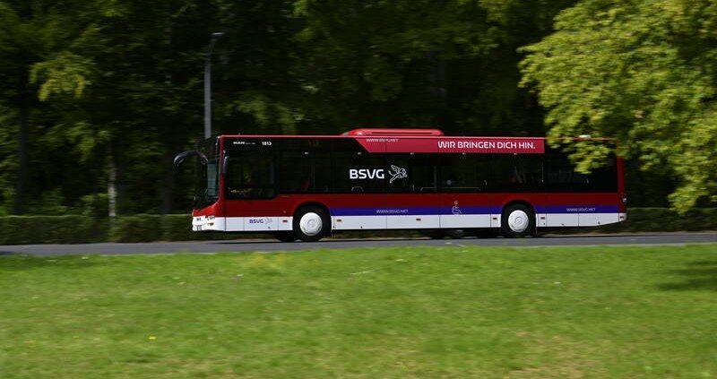 Ein Bus der BSVG fährt auf der Strecke zwischen Wolfenbüttel und Braunschweig.