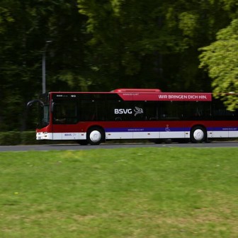 Ein Bus der BSVG fährt auf der Strecke zwischen Wolfenbüttel und Braunschweig.