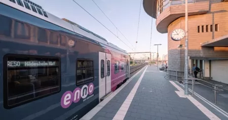 Enno-Zug auf einem Bahnhof